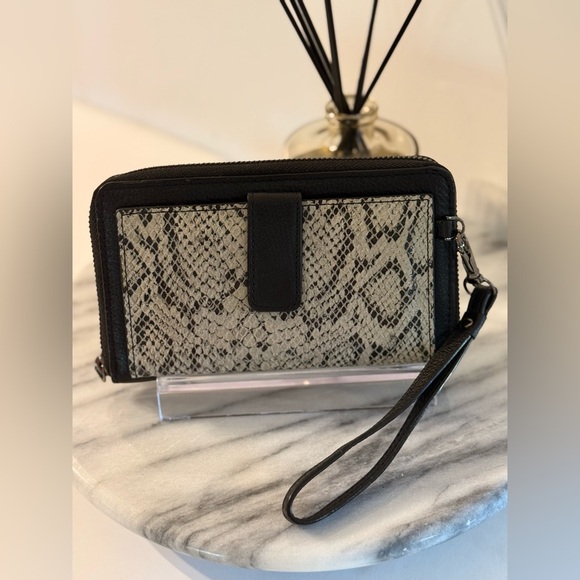 Rachel Rachel Roy Wristlet Black Snake Like Pattern Leather Zip Magnetic Closure - Picture 1 of 15